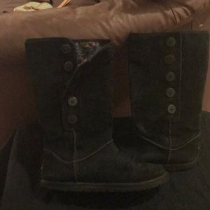 Authentic Black Ugg opts size 8.